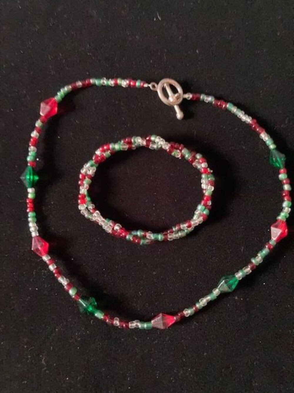Red and Green Beaded Necklace and Bracelet Set